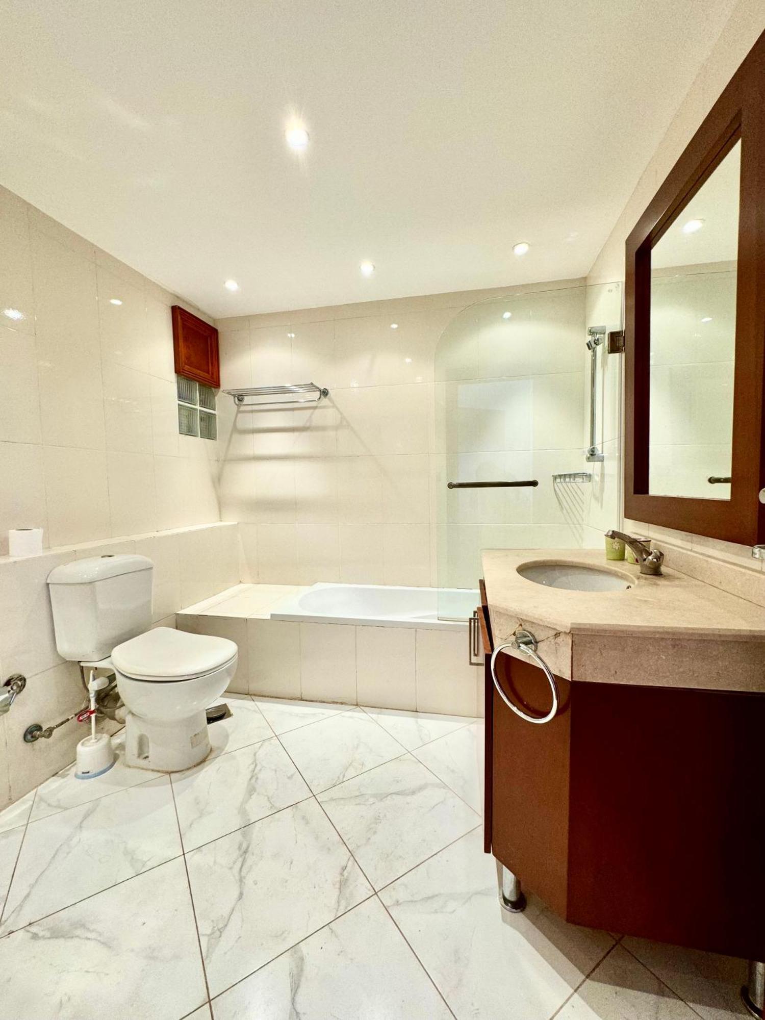 Luxury 5br With Sea View & Garden In Einbay *