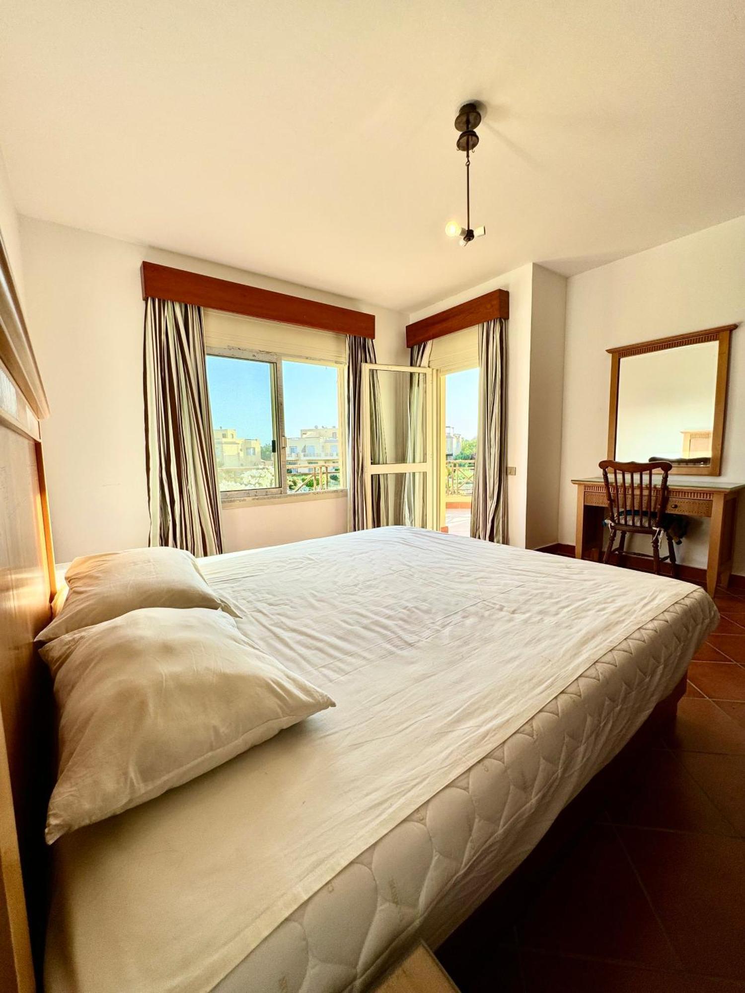 Luxury 5br With Sea View & Garden In Einbay *