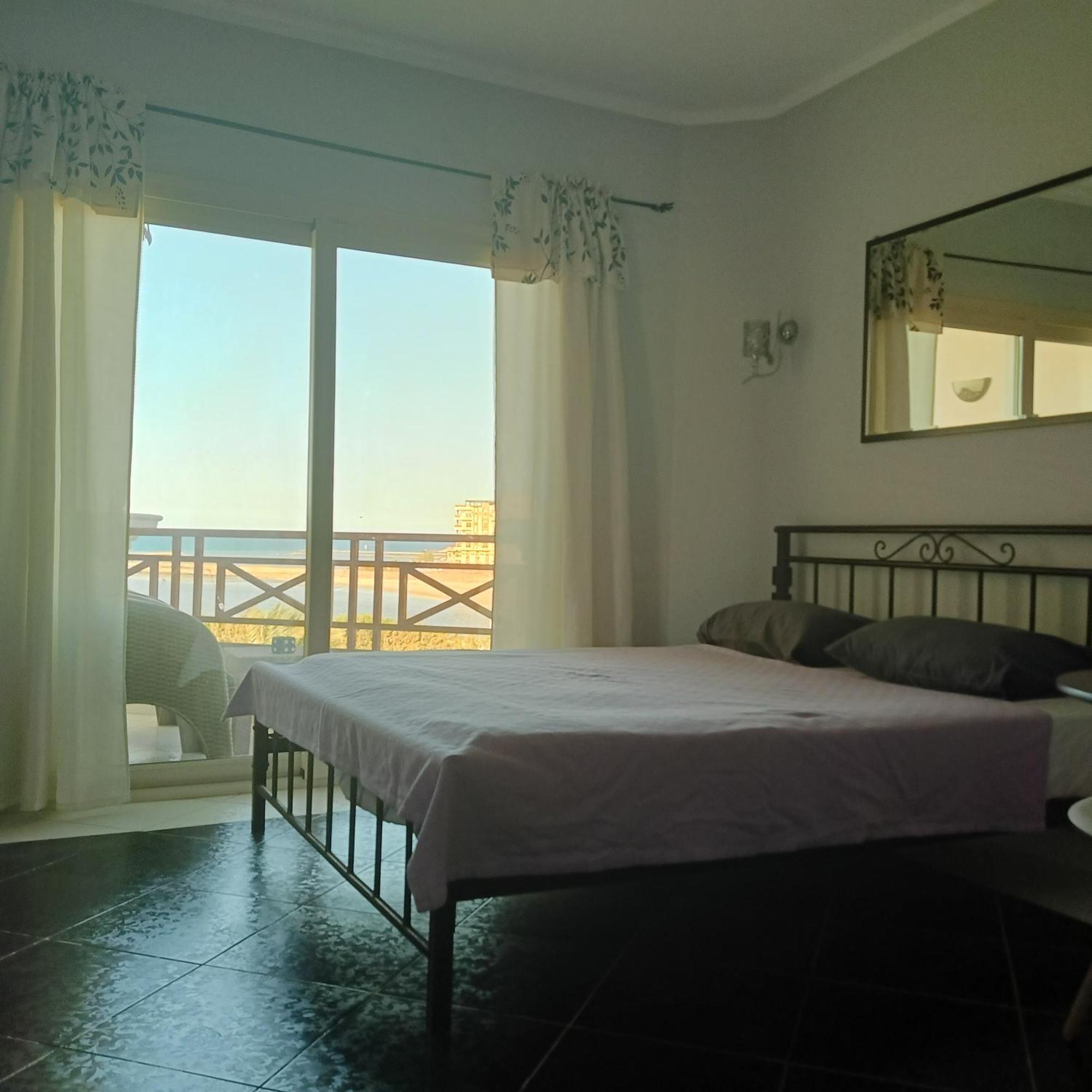 Tony's Privy Beds By Red Sea Daire *