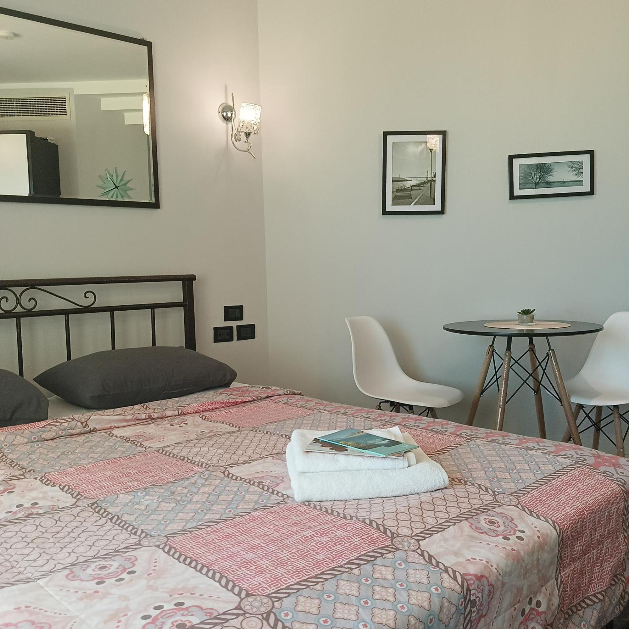 Tony's Privy Beds By Red Sea Daire *
