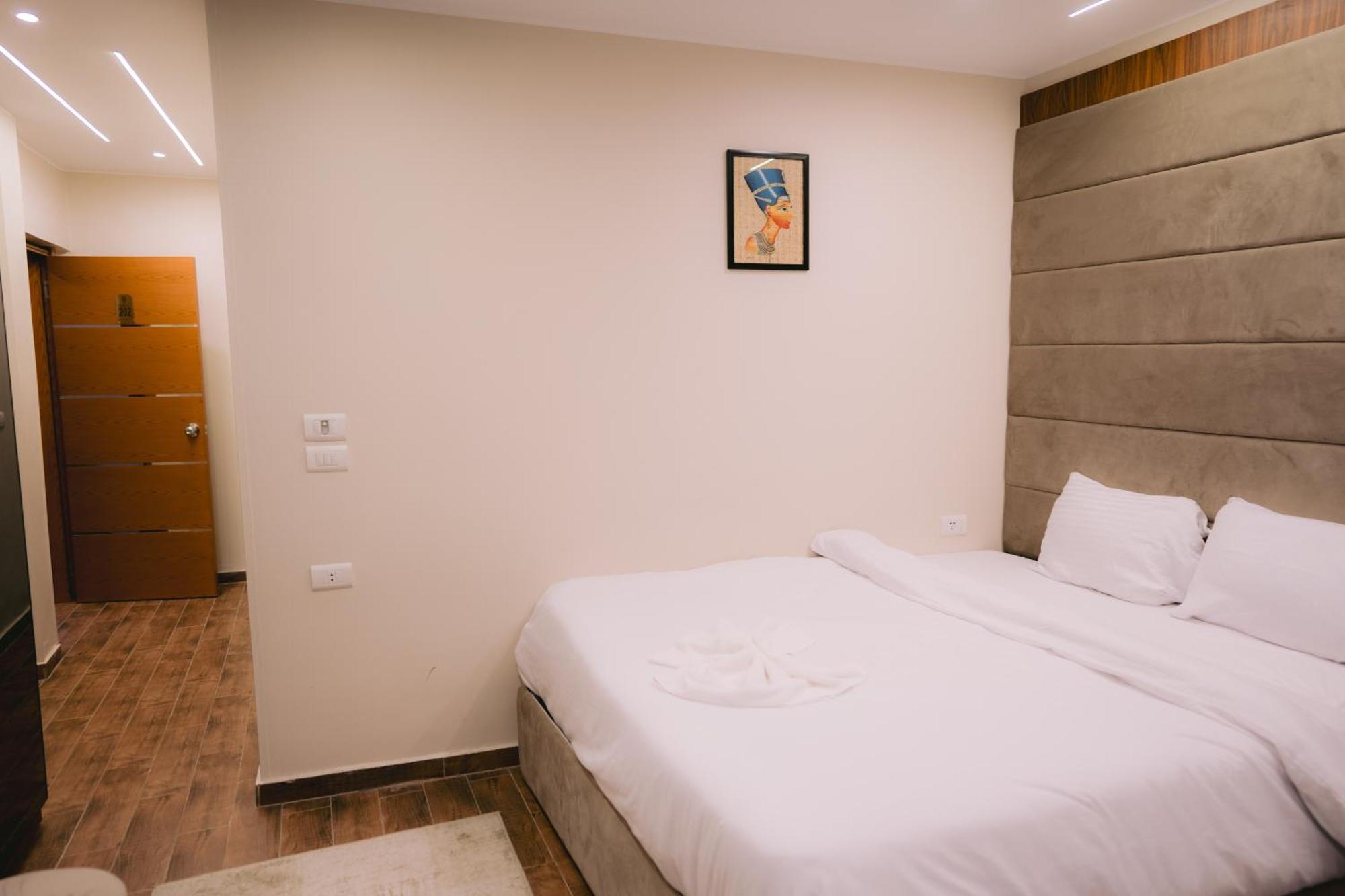 Tuya Pyramid View Inn Kafret el-Gabal