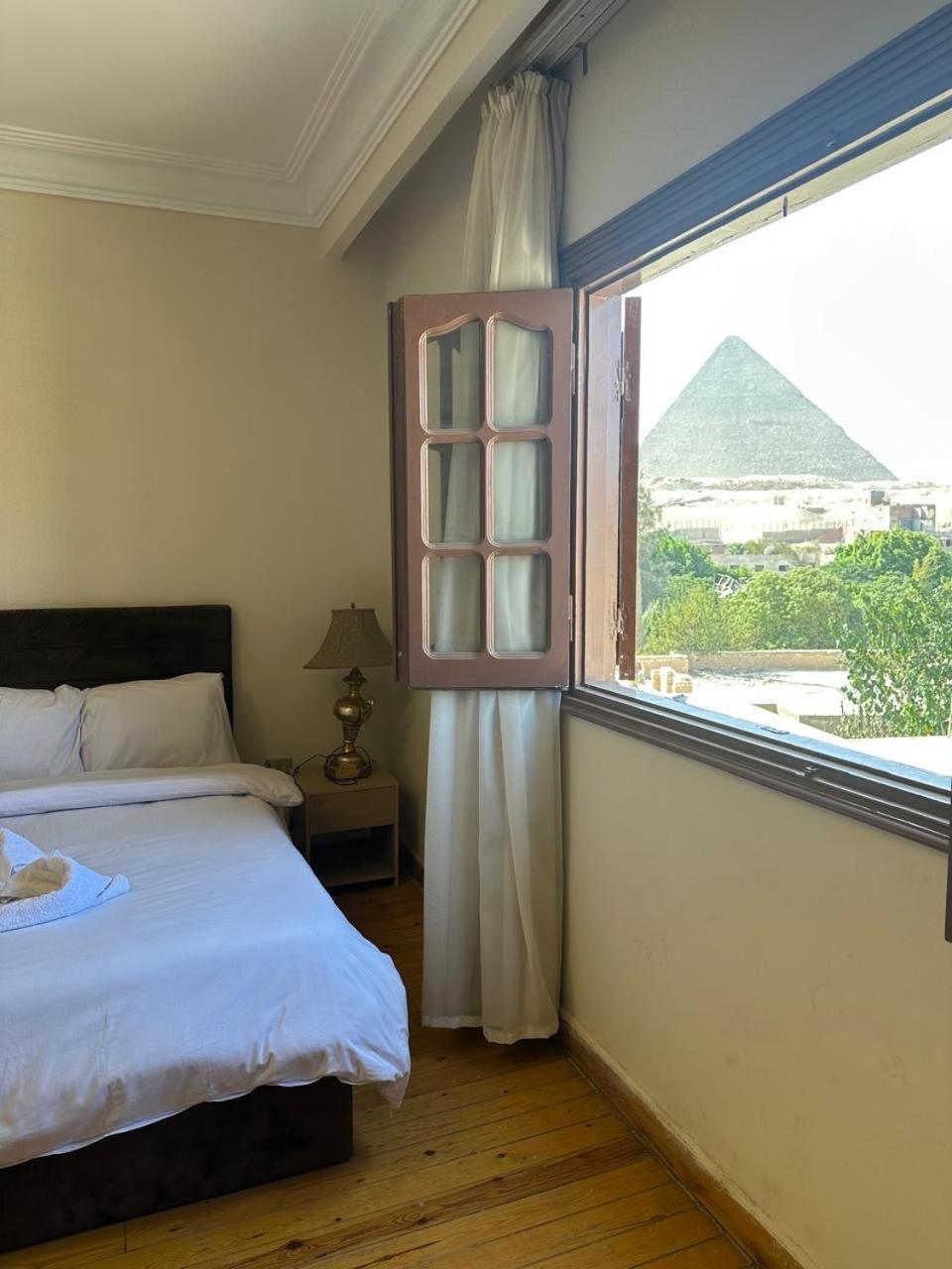 Inn Pyramids Era View *