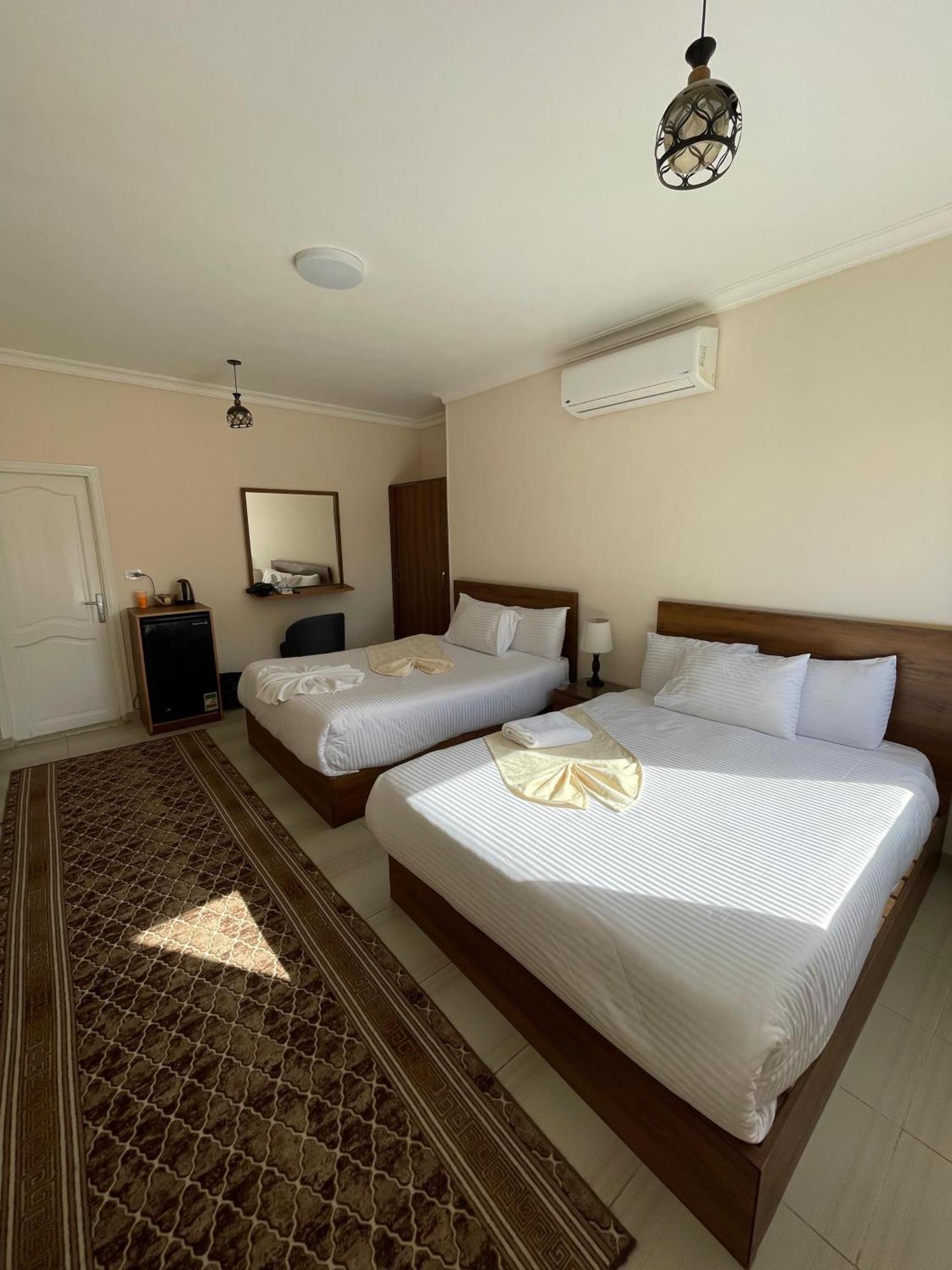 Glamour Pyramids View Kafret el-Gabal