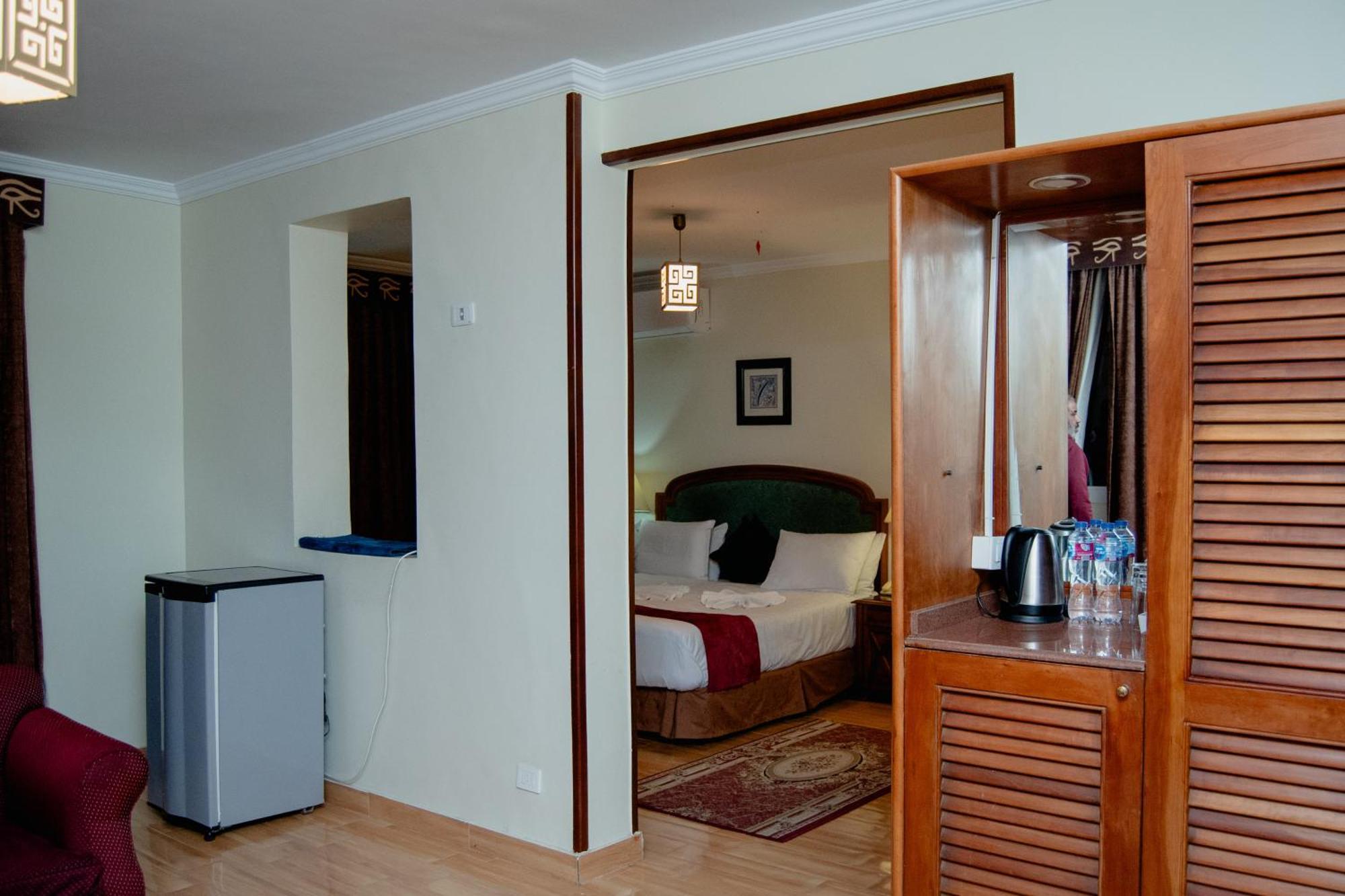 Hotel Pyramids Tower