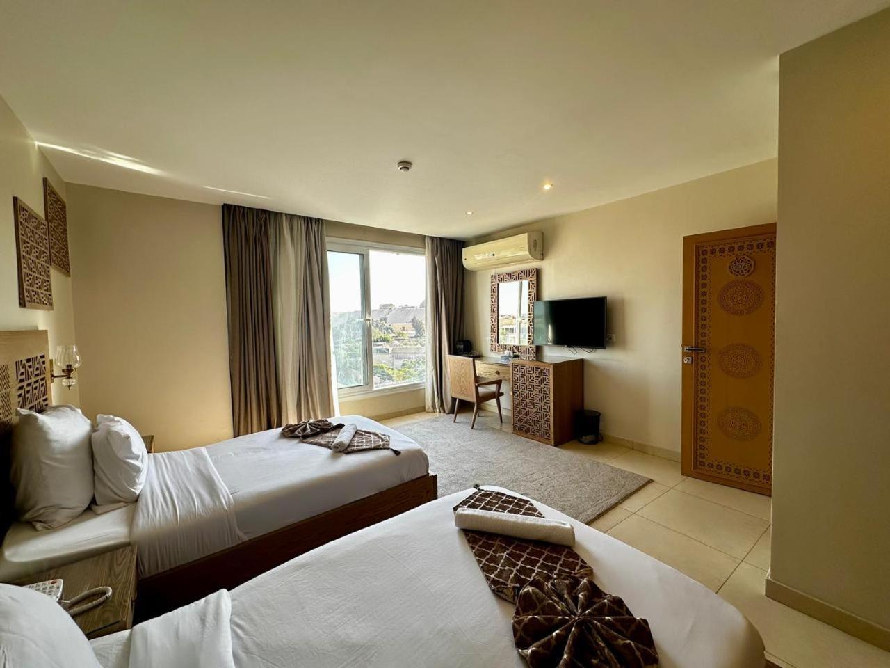 Doudou Pyramids View Hotel Kafrat al Jabal