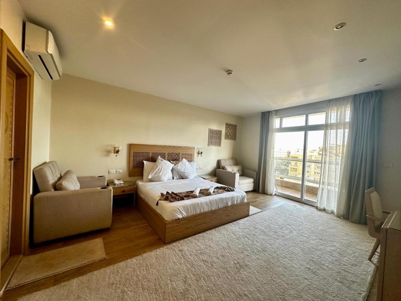 Doudou Pyramids View Hotel Kafrat al Jabal