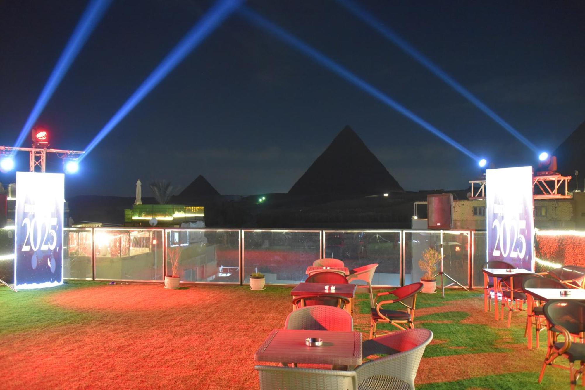 Hotel The Heaven Pyramids View