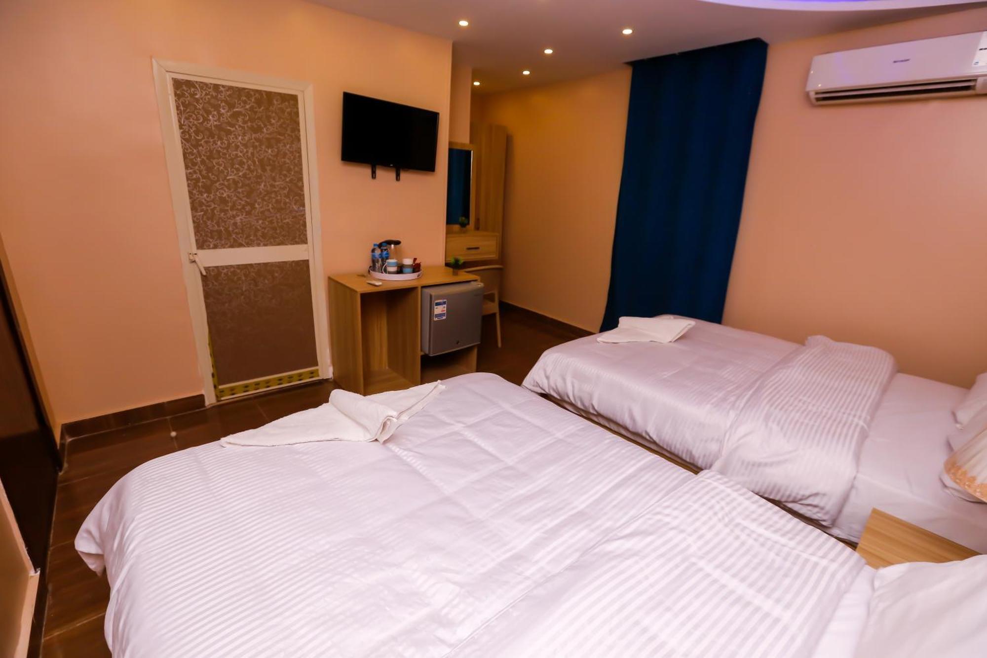 Pyramids Express View Hotel Kafrat al Jabal