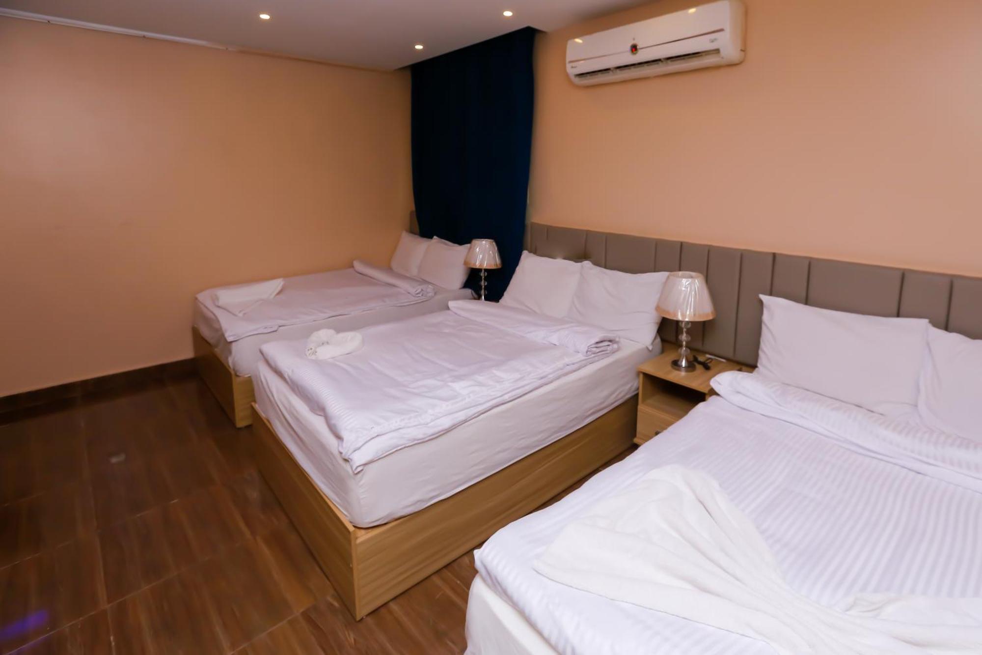 Pyramids Express View Hotel Kafrat al Jabal