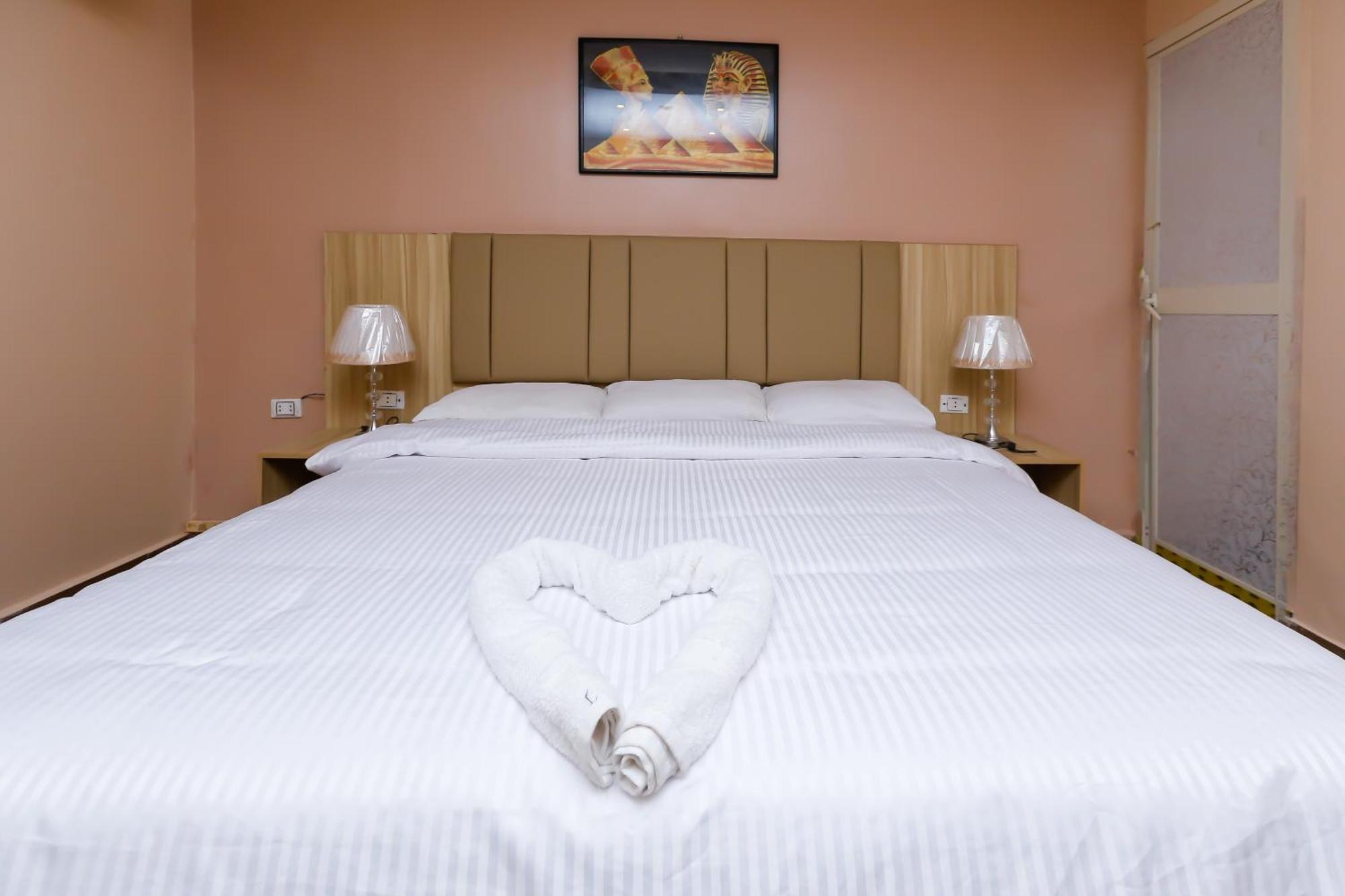 Pyramids Express View Hotel