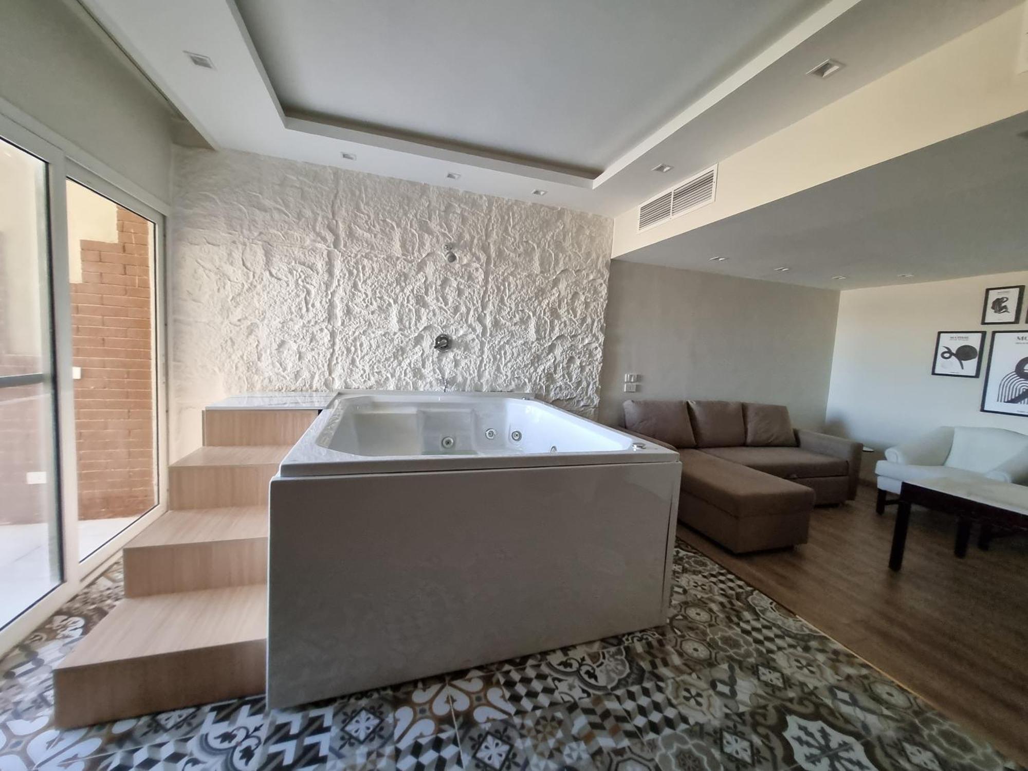 Luxury Duplex, Front Indoor Jacuzzi, Sheikh *