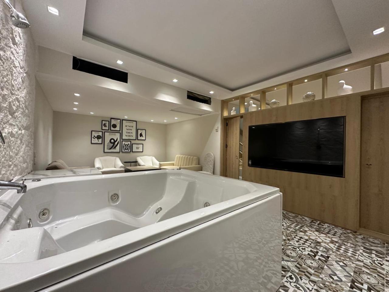 Luxury Duplex, Front Indoor Jacuzzi, Sheikh