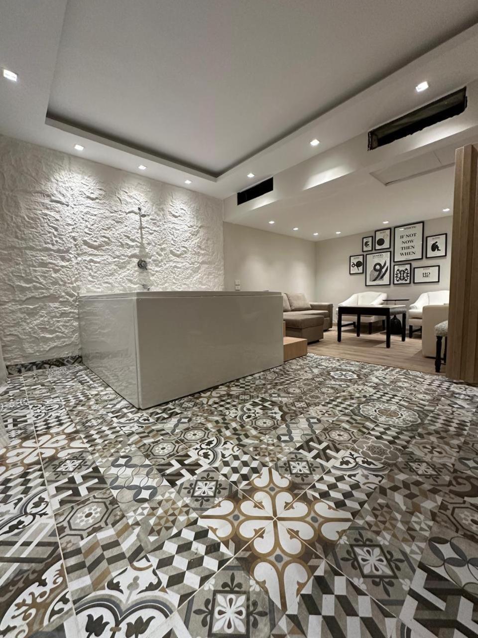 Luxury Duplex, Front Indoor Jacuzzi, Sheikh Daire *