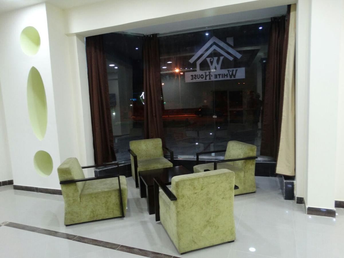 White House 3*