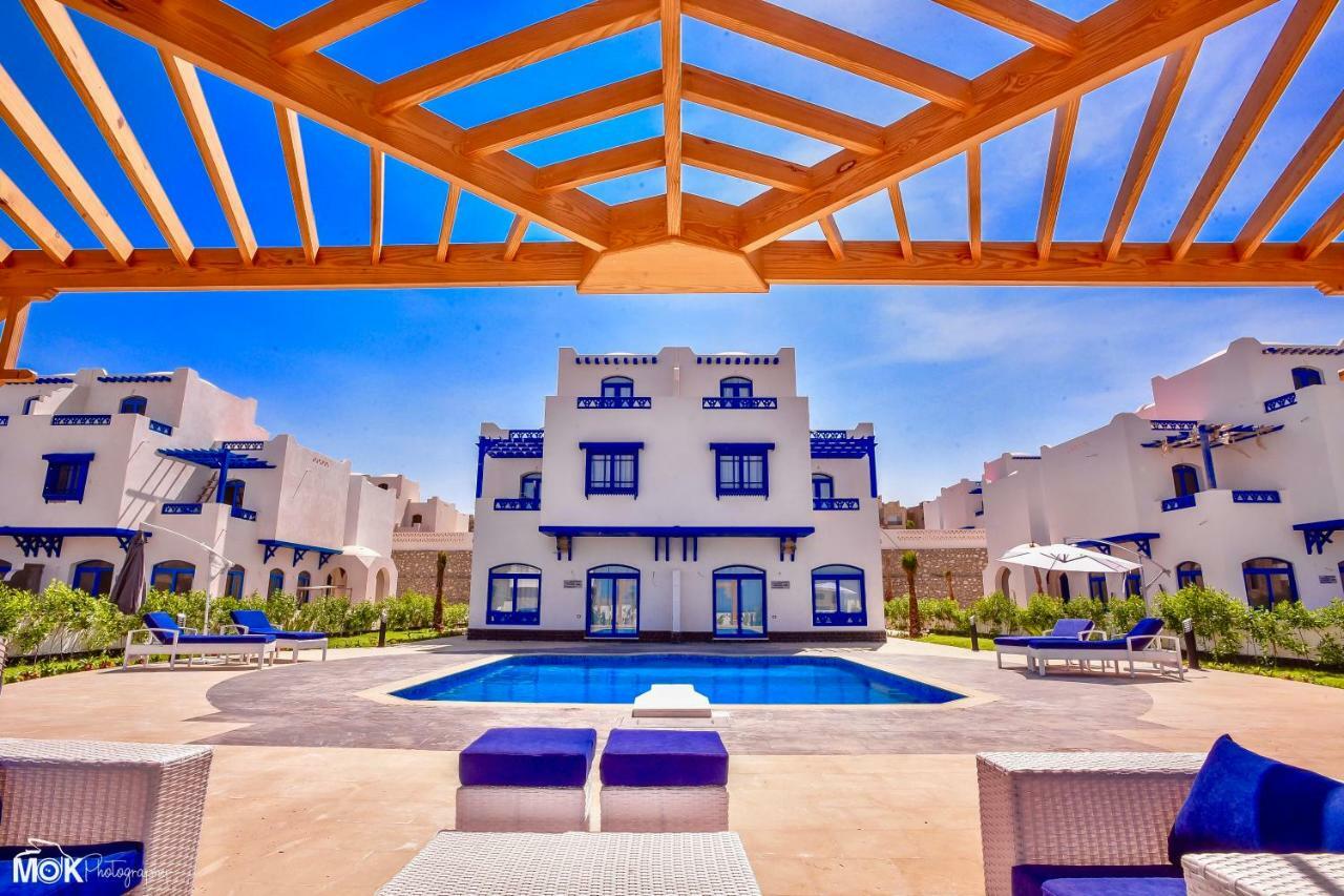 Villa Luxury With Pool In *